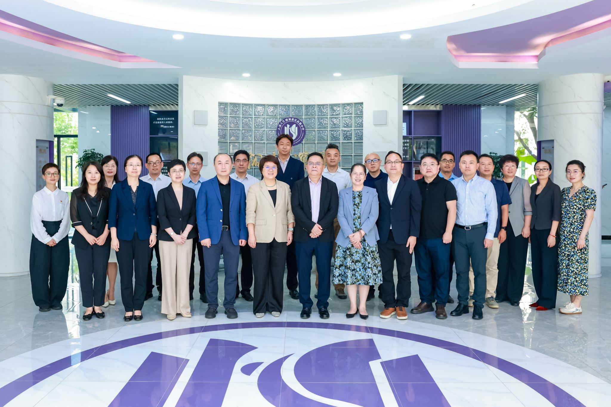 j9九游会嘉定基础教育集团签约仪式(合影).jpeg j9九游会嘉定基础教育集团签约仪式(合影).jpeg